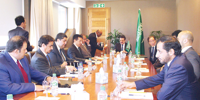   الأمير محمد بن نواف خلال ترؤسه الاجتماع