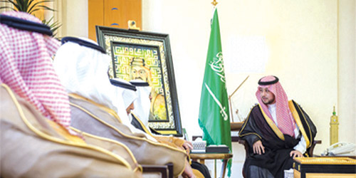  الأمير فهد بن تركي خلال استقباله محافظ وأهالي النبهانية