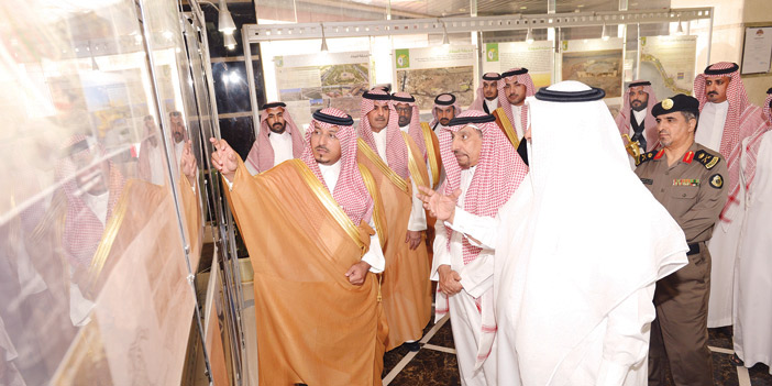  الأمير منصور بن مقرن يشاهد مشاريع الأمانة في المعرض المصور