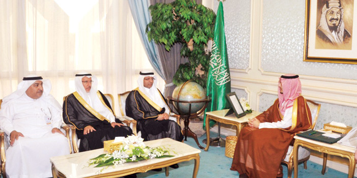  الأمير أحمد بن فهد خلال لقائه بمسؤولي الصحة في المنطقة