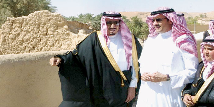  الملك سلمان أثناء جولته في قرية الغاط التراثية وبجواره الأمير سلطان بن سلمان