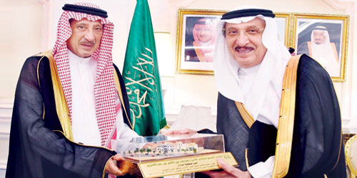   الأمير محمد بن ناصر تسلم هدية تذكارية
