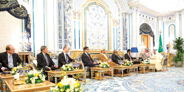  خادم الحرمين الشريفين خلال استقباله عميد السلك الدبلوماسي ورؤساء المجموعات الدبلوماسية