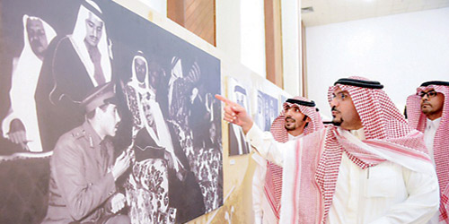  الأمير فيصل بن مشعل يشاهد إحدى صور المعرض