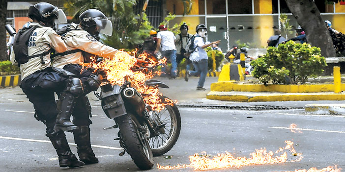  احتراق دراجة نارية تابعة للأمن الفنزويلي جراء المصادمات مع المتظاهرين المناهضين للحكومة