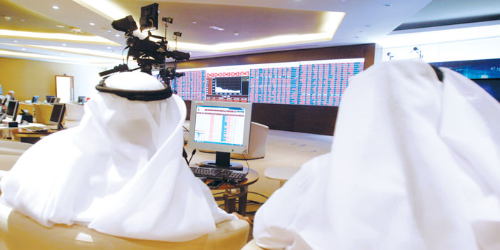  شاشات تعرض معلومات الأسهم في بورصة قطر بالدوحة ويلاحظ سيطرة اللون الأحمر