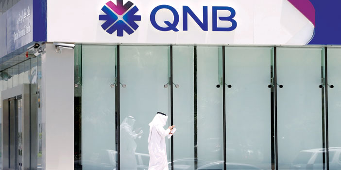  مواطن سعودي يمر من أمام فرع بنك قطر الوطني في الرياض
