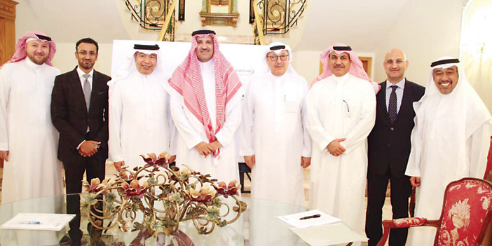  الأمير فيصل بن سلمان مع الحضور بعد توقيع الاتفاقية