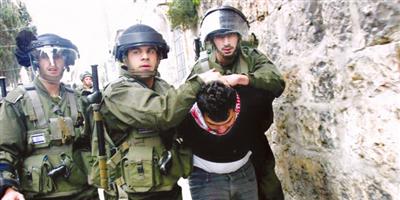 القوات الإسرائيلية تعتقل ثلاثة فلسطينيين في الخليل 