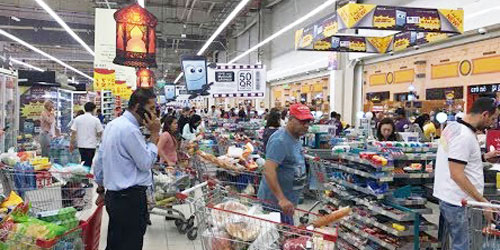 القطريون يتدفقون على المتاجر خوفاً من نقص الإمدادات 