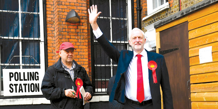  زعيم حزب العمال يخرج من  أحد مراكز التصويت التي تشهد تشديداً أمنياً عقب الهجمات الأخيرة