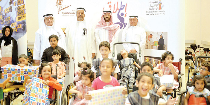  الأمير عبدالله بن بندر مع عدد من الأطفال ومنسوبي الجمعية