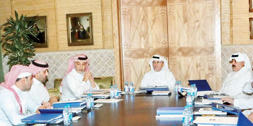 جانب من الاجتماع برئاسة الأمير  خالد بن عبد الله