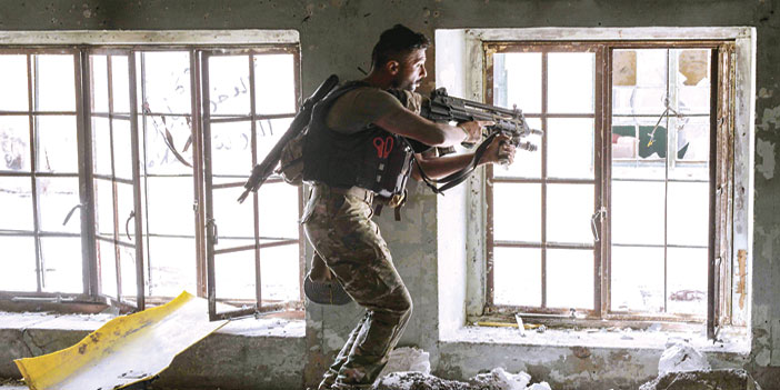  جندي عراقي يتحصن بأحد المنازل في مواجهته لداعش