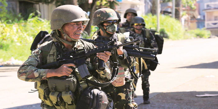  القوات الفلبينية أثناء اشتباكها مع عناصر داعش في ماراوي