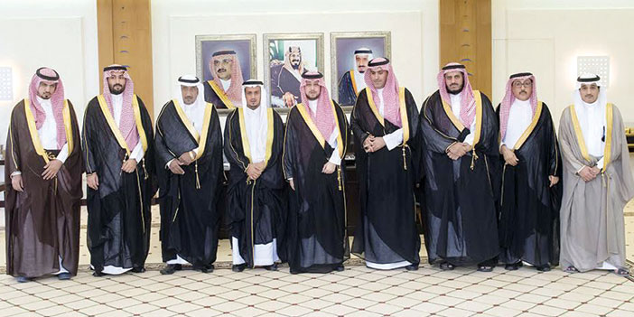   الأمير فهد مع عدد من منسوبي فرع وزارة العمل