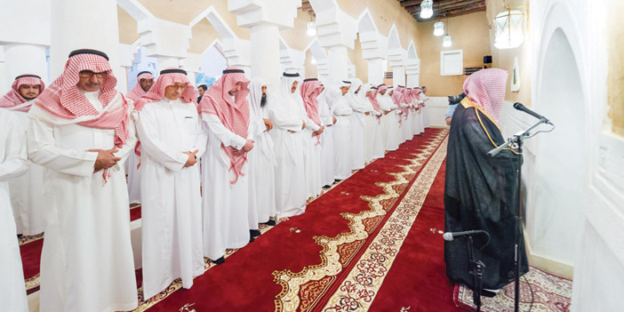  الأمير سلطان بن سلمان وسمو محافظ الدرعية يؤديان الصلاة في المسجد