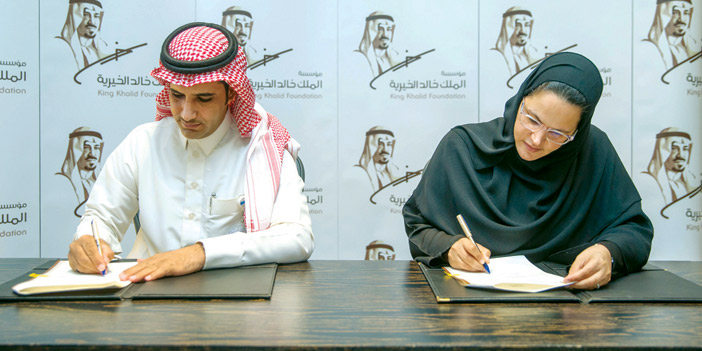   الأميرة البندري بنت عبد الرحمن الفيصل ود. الدلبحي يوقعان الاتفاقية