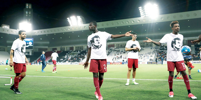   لاعبو المنتخب القطري يرتدون قمصاناً تحمل صورة تميم في تحدي صارخ للاتحاد الدولي والعقوبة بالانتظار