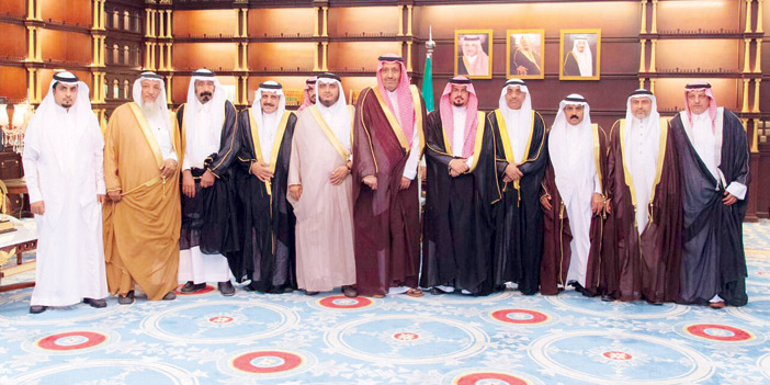  الأمير حسام بن سعود مع رئيس وأعضاء المجلس البلدي
