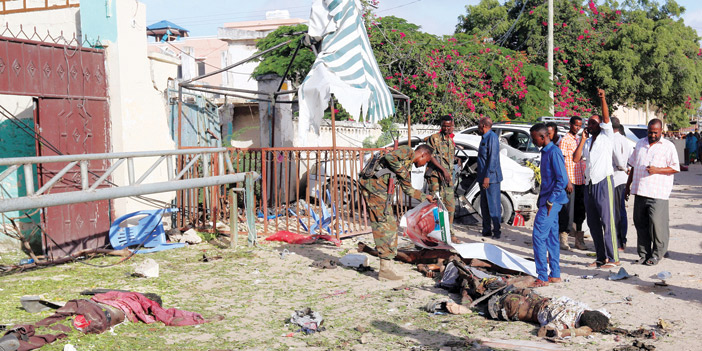  عدد من ضحايا الانفجار الذي استهدف مطعمين في مقديشو