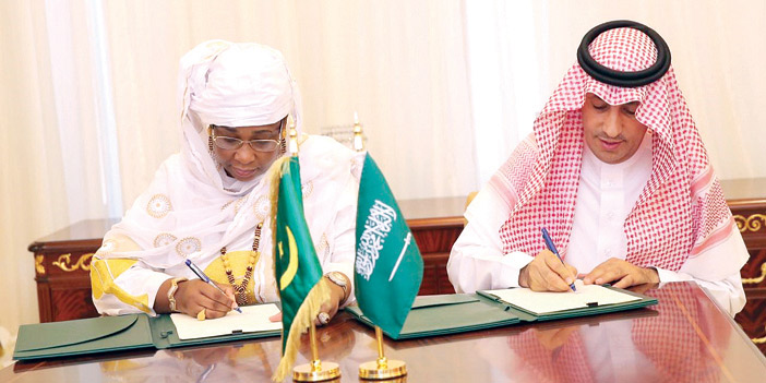  الغفيص خلال مراسم توقيع الاتفاقية مع الوزيرة الموريتانية