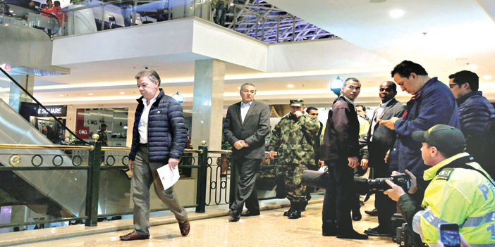   الرئيس الكولومبي يتجوّل في مكان الهجوم