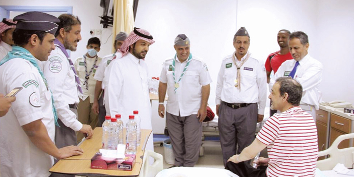  وفد من جمعية الكشافة السعودية اثناء زيارتهم لمرضى ثادق