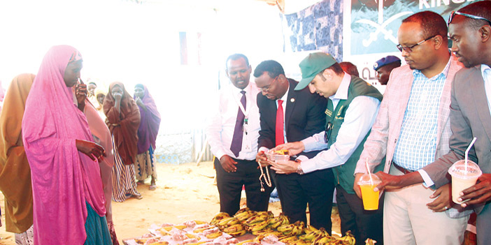 مركز الملك سلمان للإغاثة يواصل توزيع مشروع إفطار صائم في الصومال 
