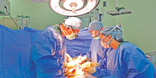 نجاح عمل جراحي دقيق لاستئصال القولون والكبد بالمنظار في عملية واحدة 