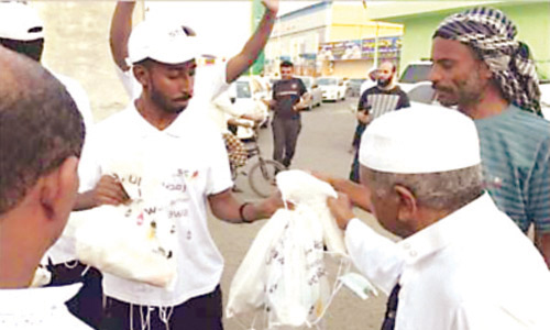  جانب من توزيع وجبات الإفطار في حملة «رمضانا سوا»