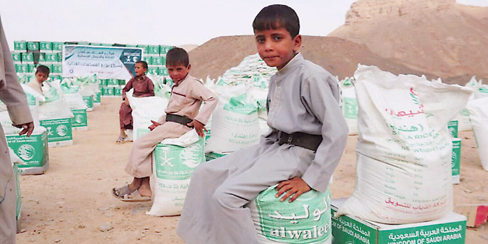 مركز الملك سلمان للإغاثة يوزع السلال الغذائية على النازحين في مخيم الخانق صنعاء 