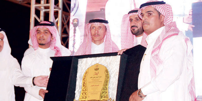  أمين الطائف يسلم الجائزة لممثل حارة البدو الفائزة بالمركز الأول