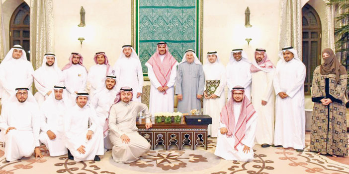  الأمير فيصل بن سلمان مع فريق العمل