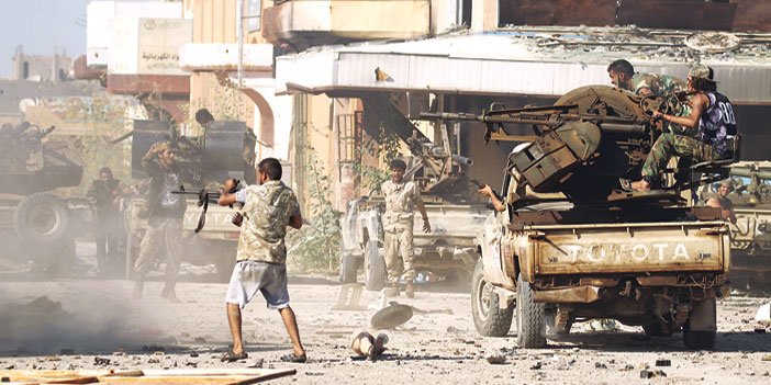  عناصر القوات الليبية أثناء الاشتباكات مع الإرهابيين في بنغازي
