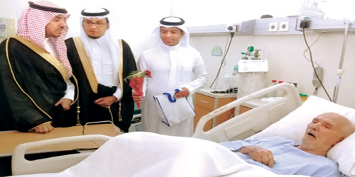   المحافظ ومدير المستشفى في زيارة المرضى المنومين