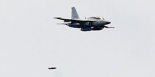  طائرة فلبينية تستهدف مواقع المسلحين في مراوي