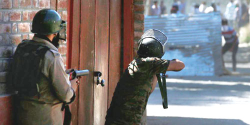  القوات الهندية في مواجهات مع المتظاهرين في كشمير