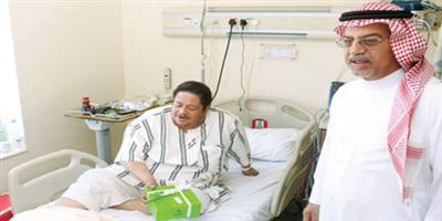 المدير الطبي لمستشفى الأمير محمد بن عبدالعزيز بالروابي يعايد المرضى المنومين 