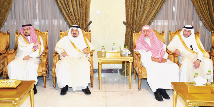   أمير منطقة الرياض خلال زيارته مفتي المملكة الشيخ عبدالعزيز آل الشيخ