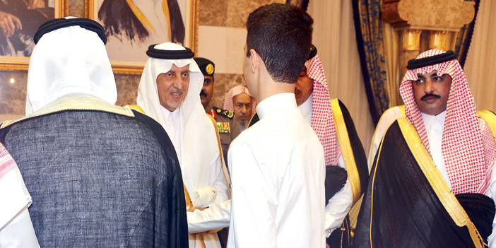  أمير منطقة مكة المكرمة خلال استقباله المهنئين