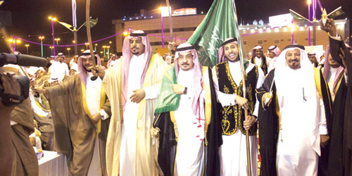  محافظ وادي الدواسر يشارك الأهالي في العرضة السعودية