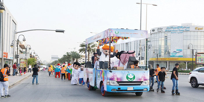 العربات الكرنفالية تستقطب سكان الأحياء في احتفالات عيد الرياض 