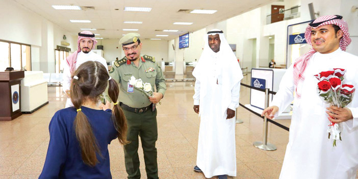 جوازات مطار الملك عبد العزيز بجدة تعايد المسافرين بالقهوة العربية والتمر 