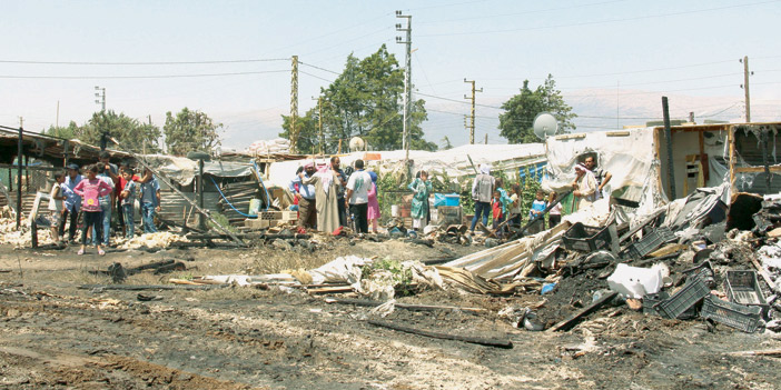  آثار الخراب الذي أعقب اندلاع النيران بمخيم بر الياس للاجئين السوريين