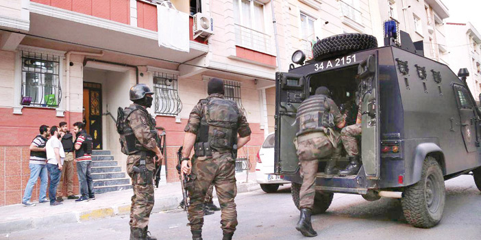  القوات التركية في عملية اعتقال نشطاء حقوقيين