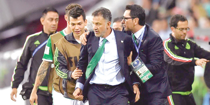  لاعبو المكسيك يهدئون مدربهم بعد تلفظه على المرداسي