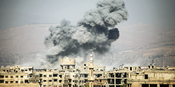 أعمدة الدخان تتصاعد من الغوطة الشرقية جراء القصف الجوي