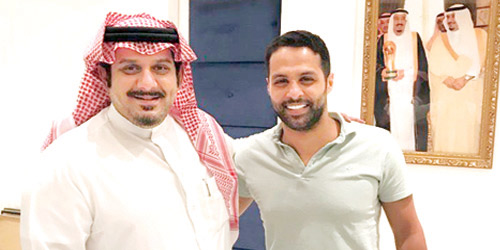  القحطاني مع الأمير نواف بن سعد بعد تمديد العقد