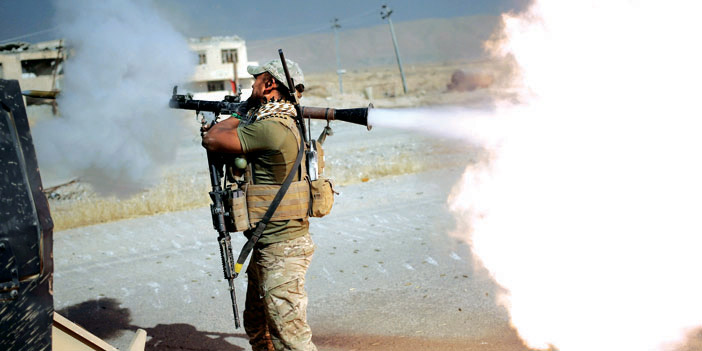  مقاتل عراقي يطلق قذيفة آر بي جي في اشتباكٍ مع داعش